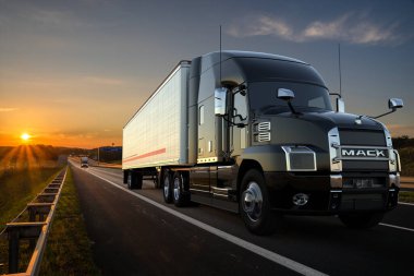 Amerikan Mack Marşı kamyonu otoyolda.