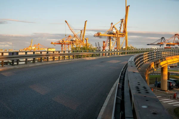 港につながる橋の上のアスファルト道路 — ストック写真