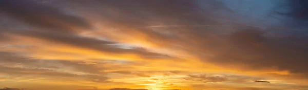 Ognisty Zachód Słońca Kolorowe Chmury Niebie — Zdjęcie stockowe