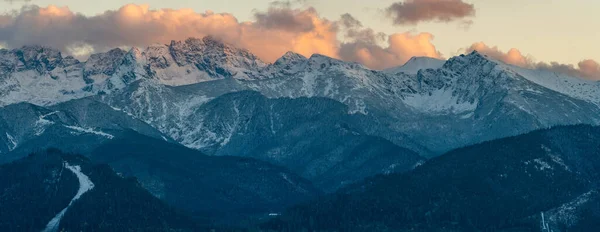 夕阳西下白雪覆盖的山峰全景 — 图库照片