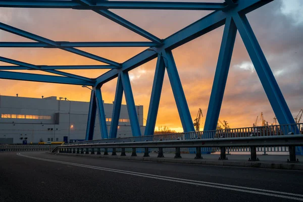 Camino Asfalto Que Conduce Través Una Zona Industrial Imagen Perfecta —  Fotos de Stock