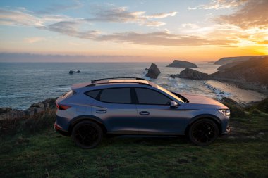 CUPRA Formentor - Güzel bir arkaplana karşı SUV Darbesi