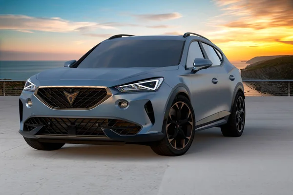 Cupra Forment Suv 아름다운 배경을 질주하는 — 스톡 사진