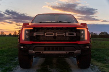 Toprak bir yolda Ford Raptor Truck