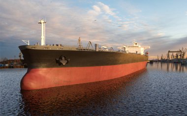 Ham petrol taşıyan tanker