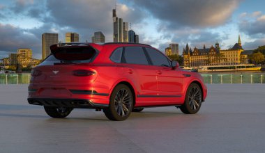 Lüks Bentley Bentayga Melezi modern bir şehrin arka planına karşı.