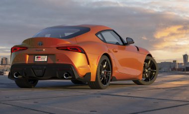 Toyota Supra Manzaralı bir yolda