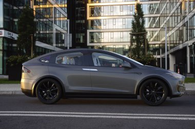 Tesla Model X tam boyutlu, elektrikli, lüks, çapraz bir SUV..