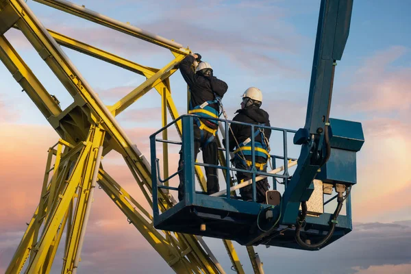 Monteurs Die Een Havenkraan Repareren Een Hoge Lift — Stockfoto