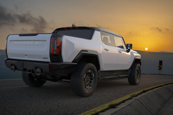 GMC HUMMER EV PICKUP на дороге