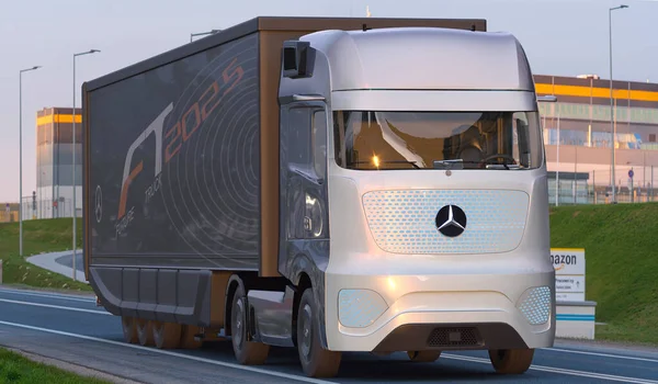 Mercedes Elektryczny Samochód Ciężarowy Naczepą — Zdjęcie stockowe