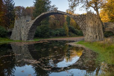 Kromlau 'daki rhododendron parkındaki köprü çok güzel bir sonbahar havasında.
