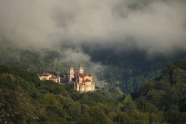 Marian Szentély Covadonga Hegy Tetejéről Nézve — Stock Fotó