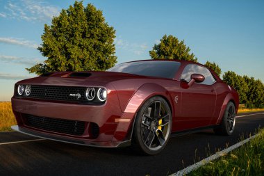 Dodge Challenger Yoldaki SRT Cehennem Kedisi