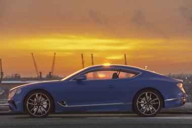Bentley Continental GT otoparkta.