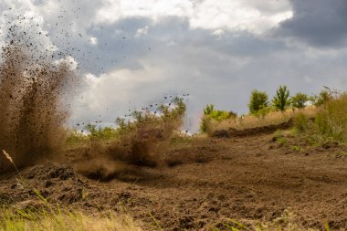 Cgi prodüksiyon, rali arabasından sonra yükselen tozlu toprak yol