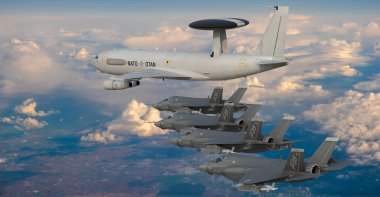 NATO Boeing E-3A Nöbetçisi Lockheed Martin F-35 Lightning II eşlik ediyor 