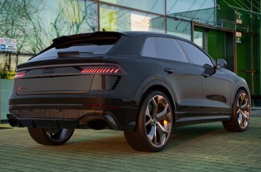Audi RSQ8 gün batımında yolda