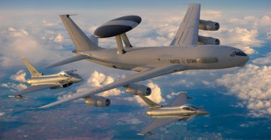 NATO Boeing E-3A Nöbetçi eskortowany przez Eurofighter Typhoon 