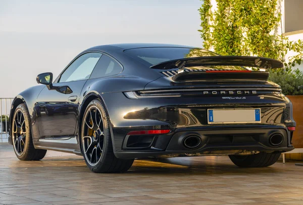 Porsche 911 Turbo S şık bir otoparkta.