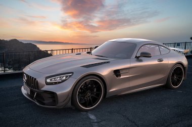 Bir sahil otoparkında Mercedes-AMG GT R