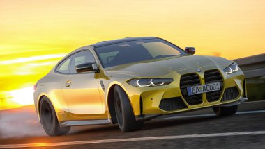 Dönen bir yarış pistinde yüksek hızlı bir koşu sırasında BMW M4 Yarışması