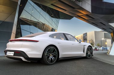 Elektrikli Porsche Taycan Turbo deniz kenarında düzüşüyor