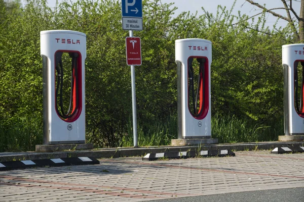 Tesla Superchargers Sur Fond Arbres Verts — Photo