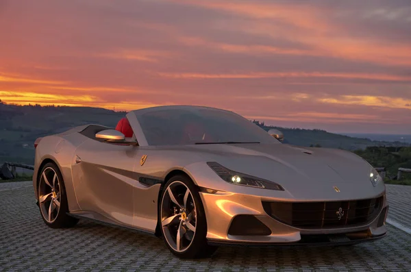 Ferrari Portofino Talyan Manzarasında — Stok fotoğraf