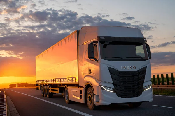 Сучасна Вантажівка Iveco Way Автомагістралі — стокове фото