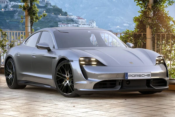 Elektrikli Porsche Taycan Turbo deniz kenarında düzüşüyor