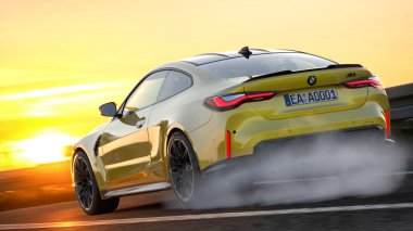Dönen bir yarış pistinde yüksek hızlı bir koşu sırasında BMW M4 Yarışması