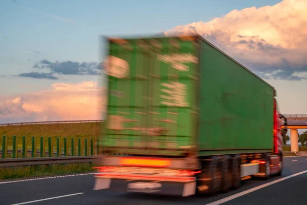 Ciężarówka Autostradzie Podczas Spektakularnego Zachodu Słońca Celowe Rozmycie Ruchu — Zdjęcie stockowe
