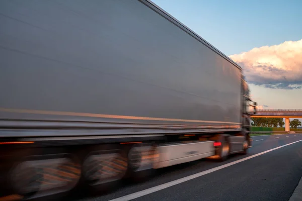 Vrachtwagen Snelweg Tijdens Spectaculaire Zonsondergang Beweging Wazig — Stockfoto