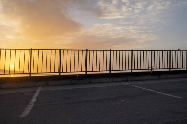 Estacionamiento Asfalto Para Coches Junto Mar Amanecer —  Fotos de Stock