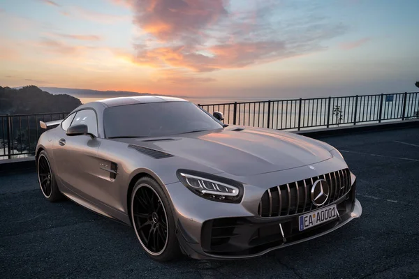 Bir sahil otoparkında Mercedes-AMG GT R