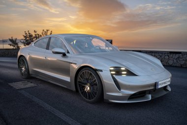 Sahil yolunda elektrikli Porsche Taycan Turbo