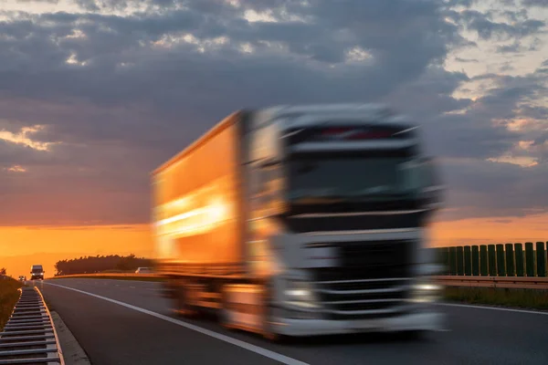 Vrachtwagen Snelweg Tijdens Spectaculaire Zonsondergang Beweging Wazig — Stockfoto