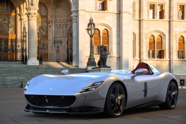 Ferrari Monza SP1 ve SP2 1950 'lerin Barchettalarından esinlenerek uluslararası motor sporlarında zafer kazandılar.