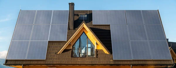 Fotovoltaïsche Panelen Het Dak Van Het Huis — Stockfoto