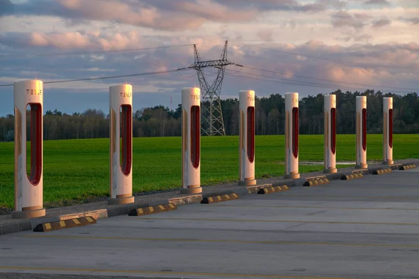 Tesla Continues Expand Its Network Superfast Chargers — Stockfoto