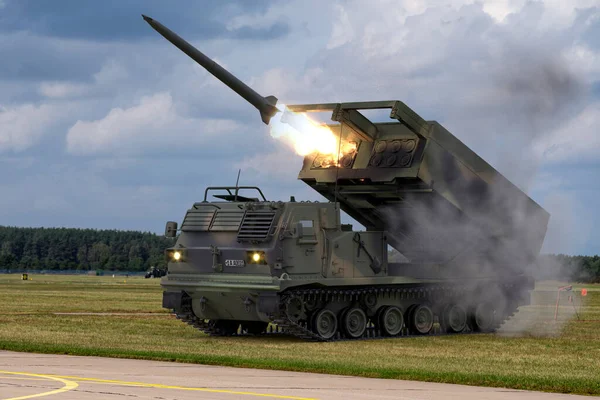 M270 Multiple Launch Rocket System Firing Gmlrs Missile — Stock Photo, Image