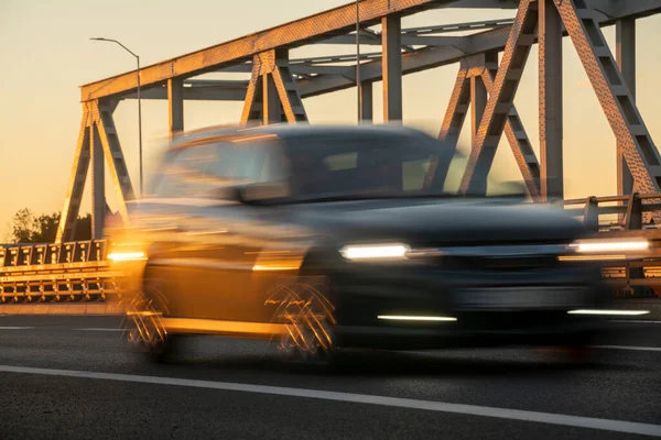 Блакитний Автомобіль Їде Через Міст Заході Сонця — стокове фото
