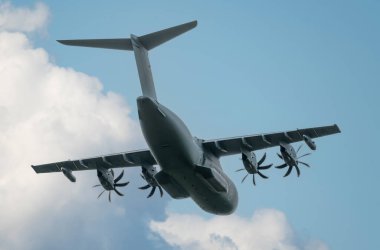 Alman Airbus A400M manevra kabiliyetlerini gösteriyor