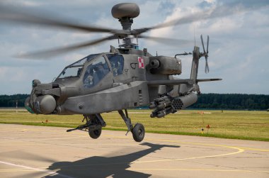 Polonya Silahlı Kuvvetleri 'nden Boeing AH-64 Apaçi.