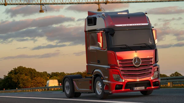 メルセデス ベンツE Actros Dhlによる塗装中の電気トラック メルセデス ベンツE Actros Dhlによる塗装中の電気トラック