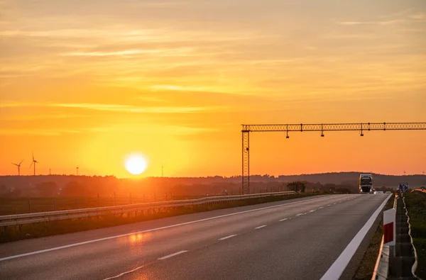 Gateway Över Motorvägen Solnedgången — Stockfoto