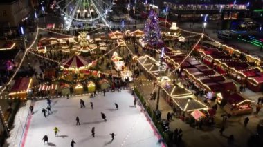 Katowice, Polonya, 3 Aralık 2021. Noel Pazarı, hava manzarası. Noel atlıkarıncaları, buz pateni pisti, büyük bir Noel ağacı ve dönme dolap. Modern bir şehirde aydınlatılmış Noel panayırı.