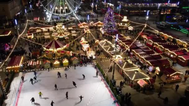 Katowice Polen December 2021 Julmarknad Flygbild Julkaruseller Ishall Stor Dekorerad — Stockvideo