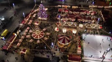 Katowice, Polonya, 3 Aralık 2021. Noel Pazarı, hava manzarası. Noel atlıkarıncaları, buz pateni pisti, büyük bir Noel ağacı ve dönme dolap. Modern bir şehirde aydınlatılmış Noel panayırı.